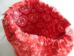 Pochon ou trousse forme pochon à cordon de serrage, en tissu coton rouge fleuri et tissu coeurs, sac voyage à maquillage fait à la main