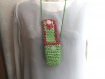 Pochette petit téléphone ou range fil vert/ rose crocheté main/ upcycling