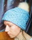 Un bonnet bleu avec pompon 