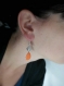 Boucles d'oreilles goutte émail époxy orange et perle trasnparente légèremement argentée