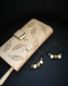 Boucles d'oreilles fil mémoire de forme bronze, perles marron, noir, vanille et cube ccb doré 
