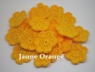 2 fleurs en crochet 3,5 cm coloris jaune orangé