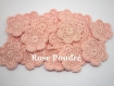 2 fleurs en crochet 3,5 cm coloris rose poudré