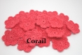 2 fleurs en crochet 3,5 cm coloris corail