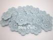 2 fleurs en crochet 3,5 cm coloris bleu clair