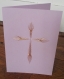 Carte brodée main d'une croix doré