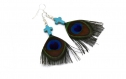 Boucle d'oreille plumes de paon perle en croix turquoise, bijoux en plumes de paon