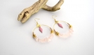 Hoops dorées quartz rose, bijoux boho chic rose et or, créoles cristal de roche rose, pierres semi precieuses