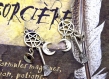  ethnicfeather - boucles d'oreilles wicca, pentacle, bijoux protection avec balai, chapeau de sorcière et croissant de lune