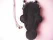 Collier brodé de perles motif chat noir malheureux sous la pluie original