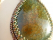 Collier composé d'une agate brodée de perles original pièce unique