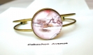 B3.560 bijou femmepaysage japonais bracelet jonc bijou fantaisie bronze cabochon verre coucher de soleil oiseaux grues asie asiatique chine chinois japon (série 2)