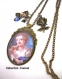 B3.765 bijou femme portrait marie antoinette collier pendentif bijou fantaisie bronze cabochon verre fleur rose robe bleue marie-antoinette rétro baroque romantique (série 4)