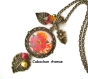 B3.1094 bijou femme pivoines rouge jaune collier pendentif bijou fantaisie bronze cabochon verre fleurs d'asie asiatique chine chinoise japon japonaise (série 1) 