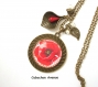B3.1280 bijou femme coquelicot collier pendentif bijou fantaisie bronze cabochon verre coquelicot rouge fleur d'été pois fond blanc (série 3)