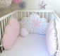 Tour de lit bébé, 60cm large, 3 coussins nuages, ton rose pale et blanc à étoiles grises