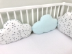 Tour de lit bébé 60cm large, nuages,  5 coussins, bleu celadon clair et blanc à étoiles grises