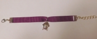 Bracelet violet avec sa tête de mort