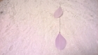 Boucle d'oreille plume violet