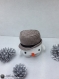 Simon bonhomme de neige amigurumi crochet marron  orange  gris et blanc 