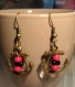 Boucles d'oreilles en métal couleur bronze et perles tons rouge et noir