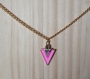 Collier doré pendentif triangle rose