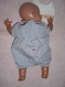 Vêtement de poupée / habit de poupée (35cm) : barboteuse au petit bateau et bavoir