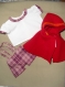 Vêtement de poupée (24 à 30cm):  bermuda, corsage, cape rouge