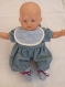 Vêtement de poupée (24 cm):  barboteuse, chaussons et bavoir