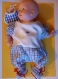 Vêtement de poupée (30 cm):  barboteuse à carreaux, chaussons et bavoir
