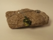 Pendentif en aluminium vert avec une perle 