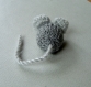 Mimi petite souris en laine grise & gris perle tricotée main
