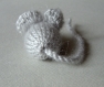 Mimi petite souris en laine gris-perle tricotée main