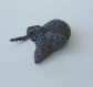 Petite souris en laine gris-foncé tricotée main
