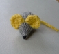 Mimi petite souris en laine grise & jaune tricotée main