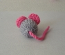 Mimi petite souris en laine grise & rose bonbon tricotée main