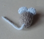 Mimi petite souris en laine grise & bleu-ciel tricotée main