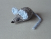 Mimi petite souris en laine grise & bleu-ciel tricotée main