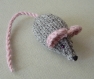 Mimi petite souris en laine grise & mauve tricotée main