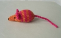 Mimi petite souris en laine orange rayée rose fushia tricotée main
