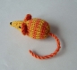 Mimi petite souris en laine jaune rayée orange tricotée main
