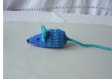 Mimi petite souris en laine bleue rayée verte tricotée main