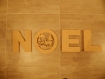 Jolie décoration de noël texte  en dentelle sur bois pour finir de décorer votre intérieur