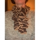 Echarpe fantaisie tricot fait main marron pompon beige 80 cm 