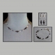 Ensemble collier, bracelet et boucles d'oreilles en chaine cobra argentée garnie de facettes noires et de perles noires