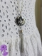 Dentelle - collier sautoir chaîne argentée, perle plate grise et impression dentelle et pompon argenté
