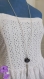 Dentelle - collier sautoir chaîne argentée, perle plate grise et impression dentelle et pompon argenté