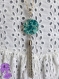 Mint - collier sautoir chaîne argentée, perle plate mouchetée vert menthe et pompon argenté