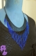 Le v bleu - collier mi long noir et bleu, cascade de chaîne bicolore en v 