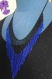 Le v bleu - collier mi long noir et bleu, cascade de chaîne bicolore en v 